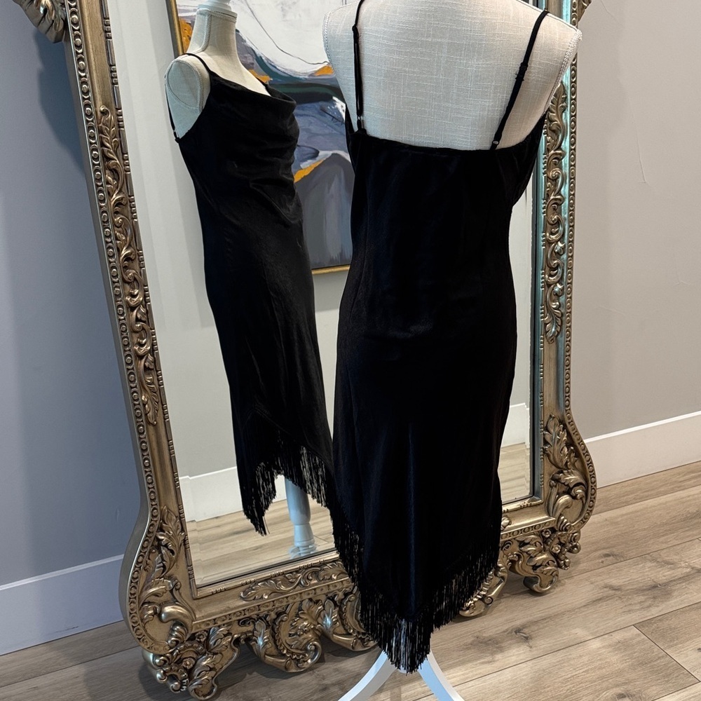 Elegant Black Draped Midi Dress - Picture 2 of 4